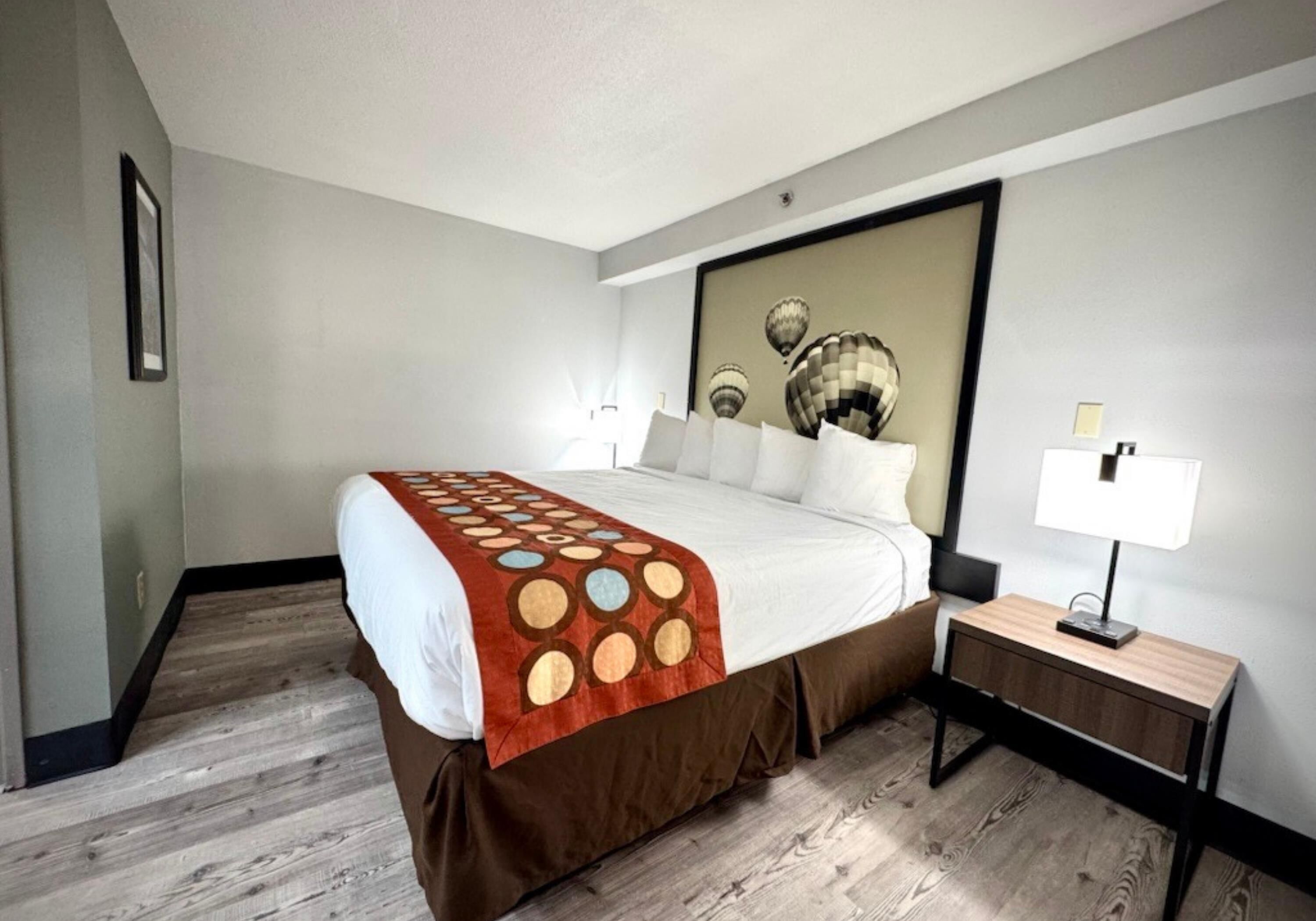 Suite, 1 kingsize-seng, ikke-røyk (with Sofabed) | Sengetøy av topp kvalitet, senger med overmadrass og safe på rommet