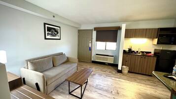 Studio Suite, 1 King Bed, Non Smoking | Premium bedding, pillowtop beds, in-room safe, desk