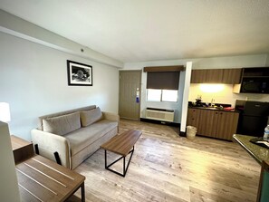 開放式套房, 1 張特大雙人床, 非吸煙房 | 高級寢具、舒適加層、客房內保險箱、書桌