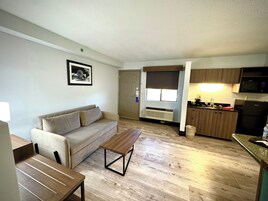Suite estudio, 1 cama de matrimonio grande, no fumadores | Ropa de cama de alta calidad y colchones con acolchado adicional