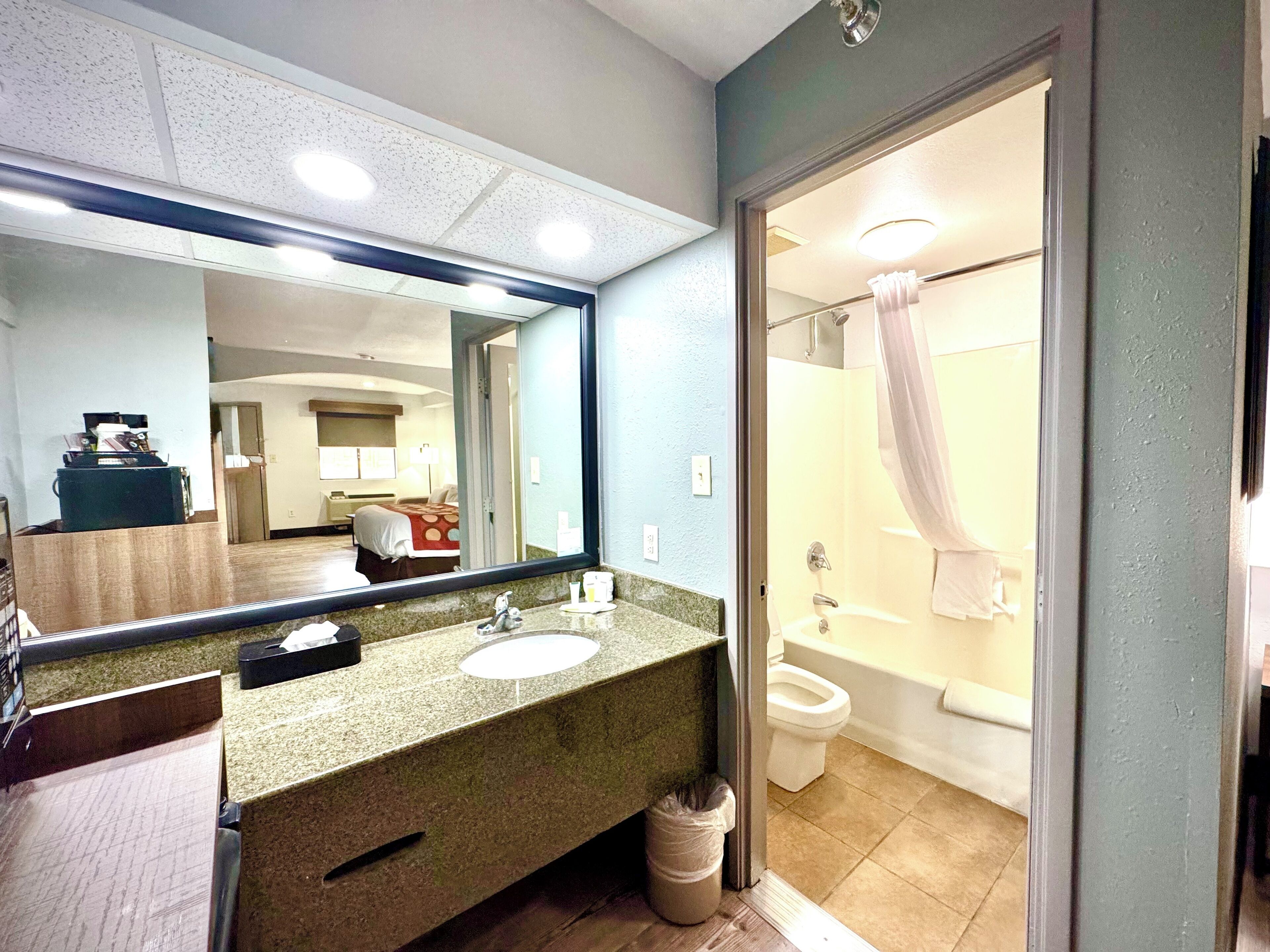 Combined shower/tub, free toiletries, hair dryer, towels