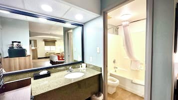 Combined shower/tub, free toiletries, hair dryer, towels