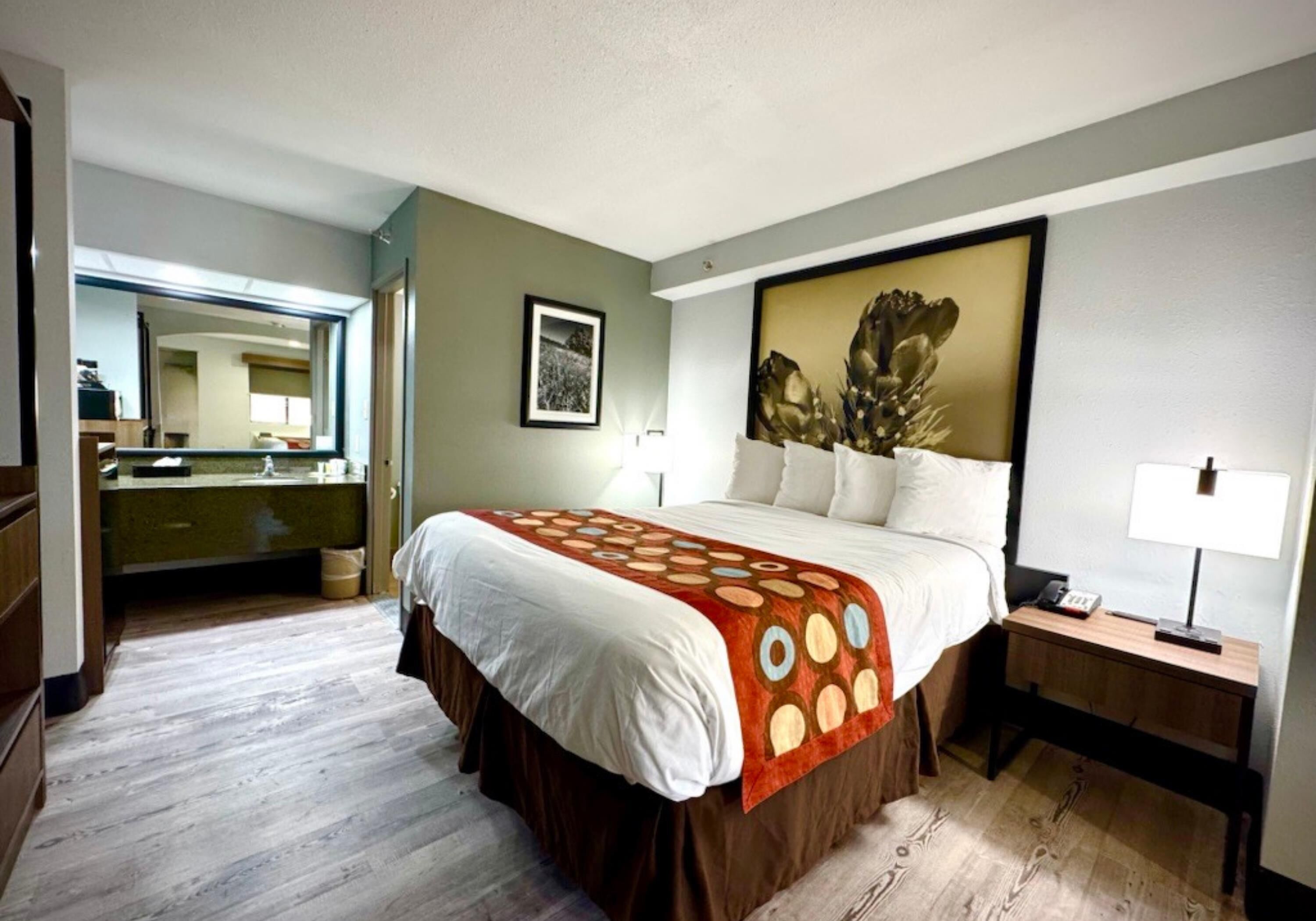 Rom – standard, 1 kingsize-seng, ikke-røyk (with Single Sofabed) | Sengetøy av topp kvalitet, senger med overmadrass og safe på rommet