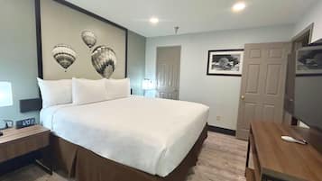 Standard Apartment, 1 King Bed, Non Smoking, Kitchen (with Sofabed, Full Kitchen) | Private kitchenette
