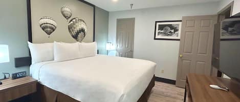 Standard Apartment, 1 King Bed, Non Smoking, Kitchen (with Sofabed, Full Kitchen) | Private kitchenette | Fridge, microwave, coffee/tea maker