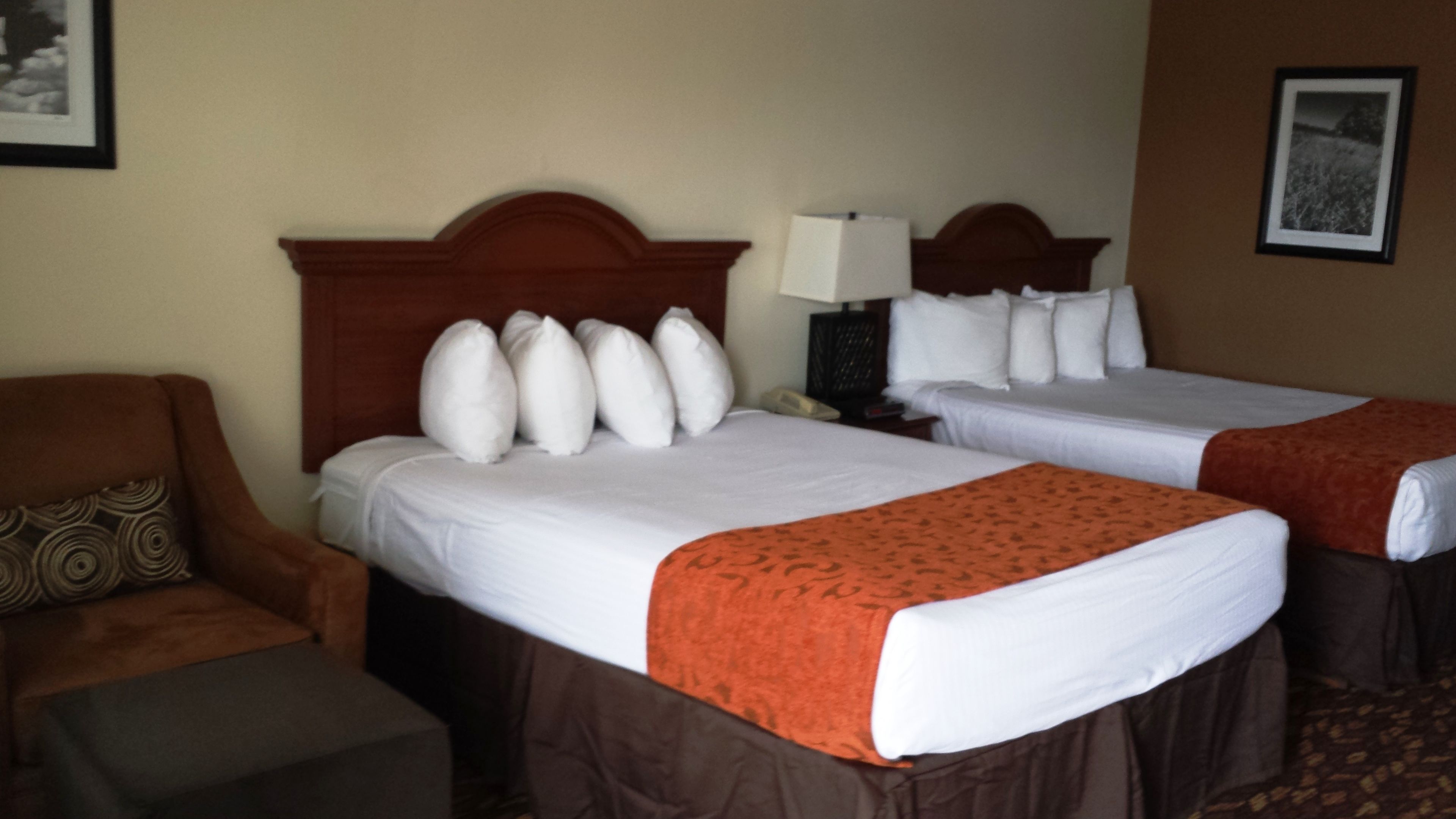 premium bedding, pillow-top beds, in-room safe, desk