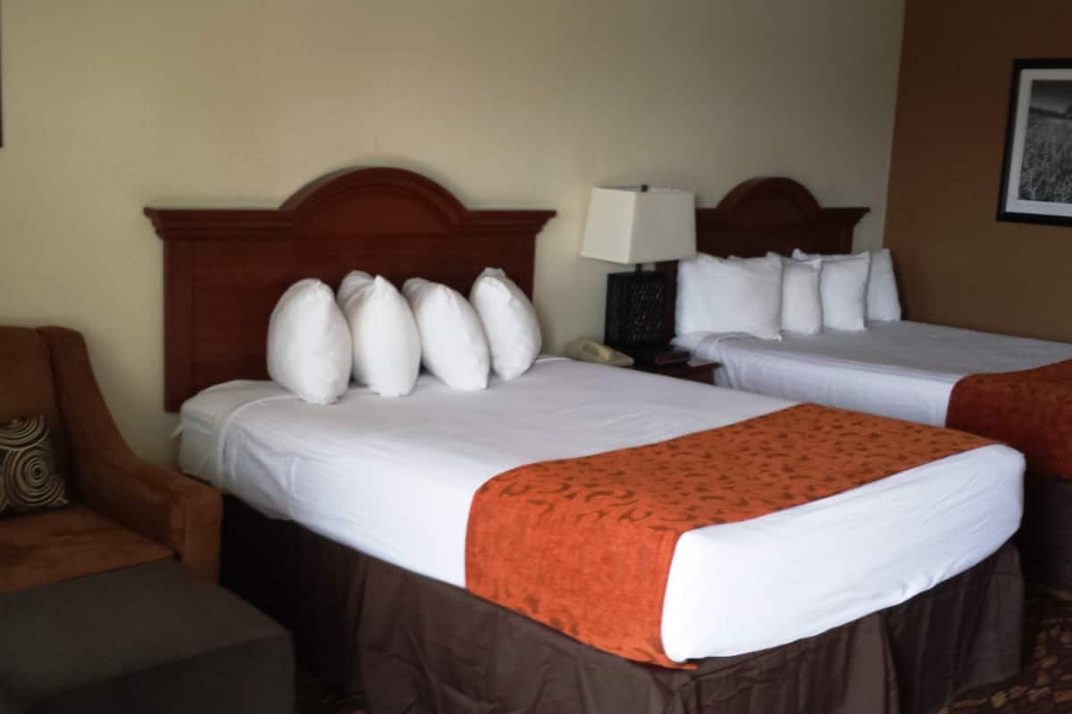 premium bedding, pillow-top beds, in-room safe, desk