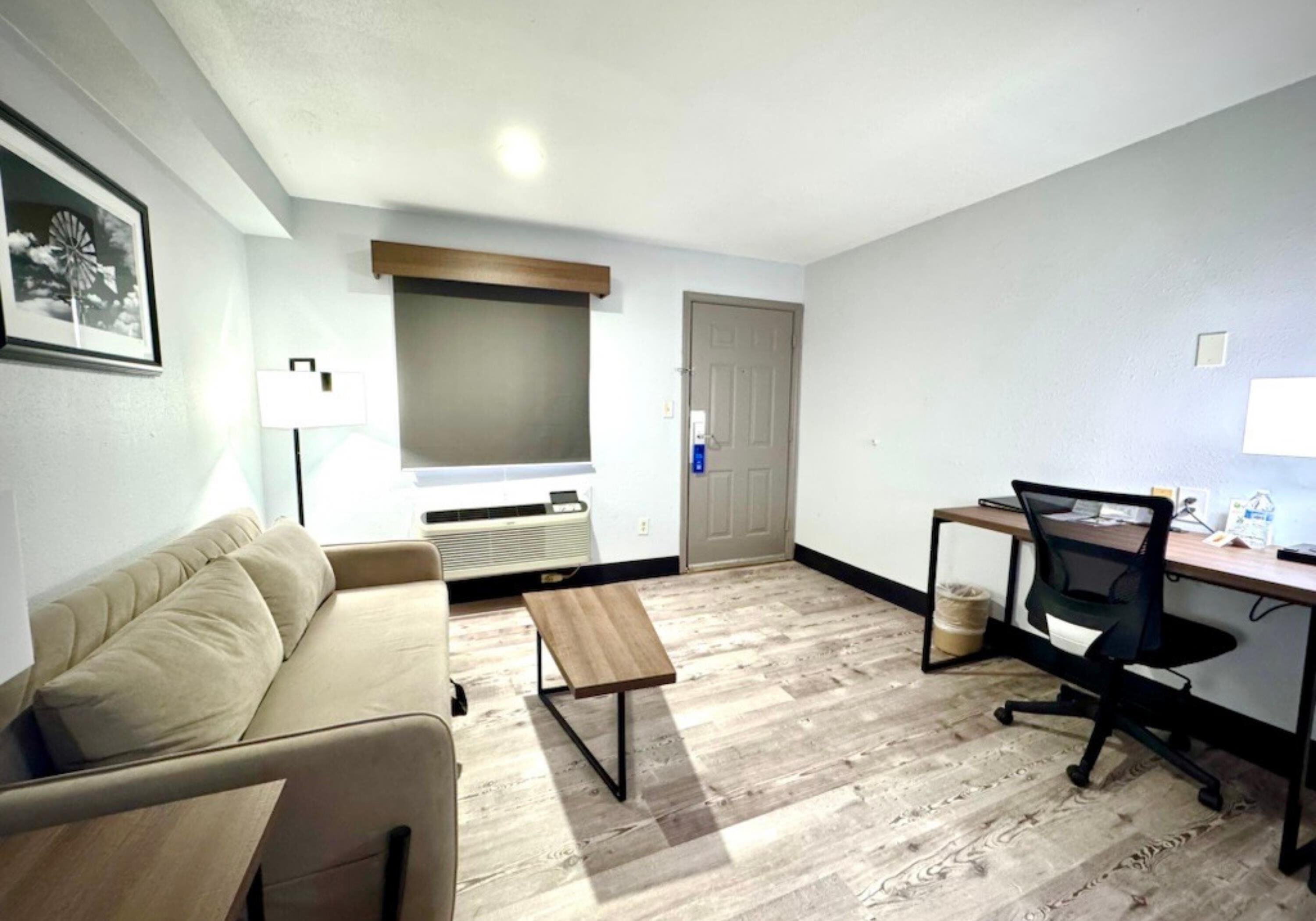 Rom – standard, 2 queensize-senger, tilgjengelighetstilpasset, badekar | Sengetøy av topp kvalitet, senger med overmadrass og safe på rommet