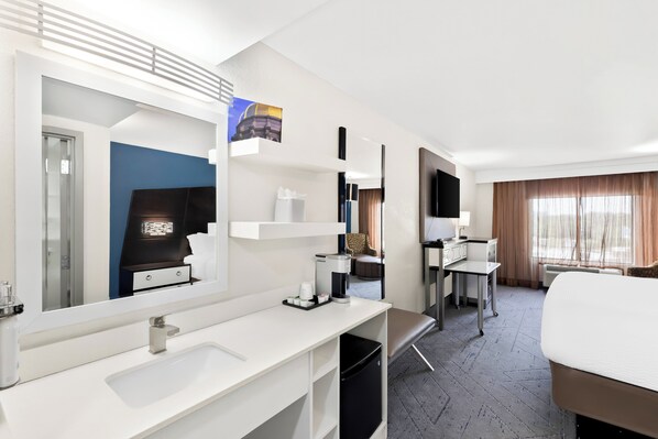 1 bedroom, pillow-top beds, desk, blackout curtains