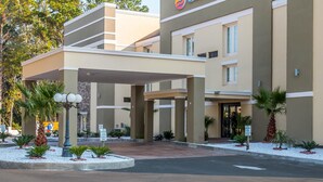 A modern hotel entrance with a covered walkway, palm trees, and a 'No Parking' sign. - Comfort Inn Savannah Midtown (Savannah)