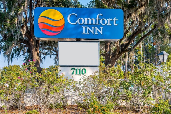 A Comfort Inn sign with a beach-themed logo and the address 7110.