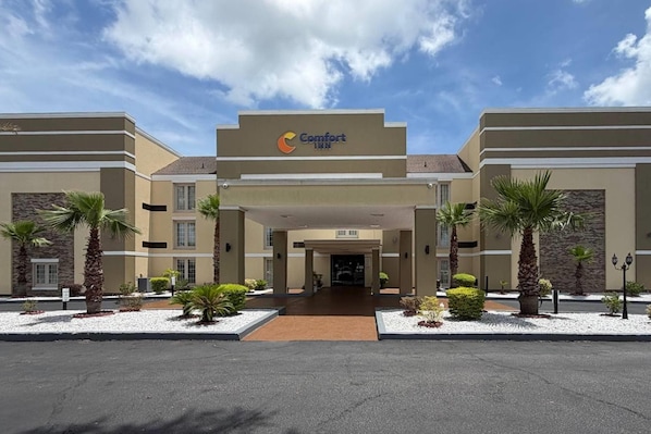 A Comfort Inn hotel with a modern facade, palm trees, and a clear sky. - Comfort Inn Savannah Midtown (Savannah)