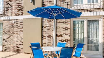 Een seizoensgebonden buitenzwembad, parasols voor strand/zwembad