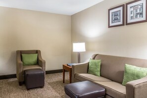 Pillow-top beds, desk, blackout curtains, iron/ironing board - Comfort Inn Savannah Midtown (Savannah)