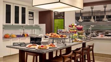 Sarapan prasmanan setiap hari dengan biaya tambahan