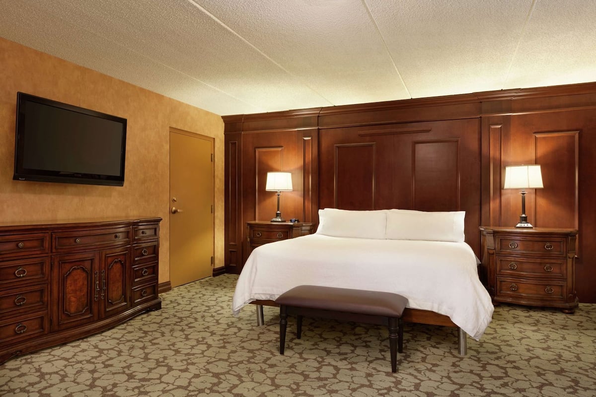Rideaux occultants, fer et planche à repasser, lits bébé (gratuits)