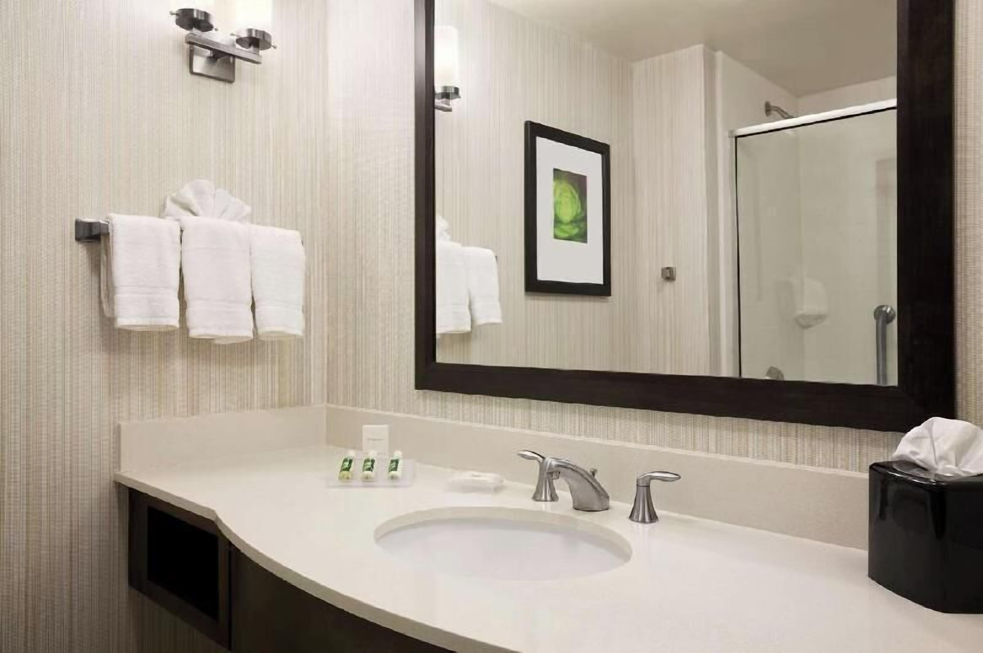Badezimmer | Kostenlose Toilettenartikel, Haartrockner, Handtücher, Seife
