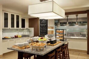 Desayuno buffet todos los días (con cargo) 