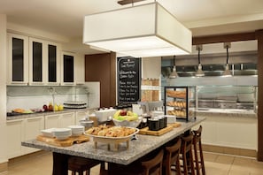 Petit déjeuner buffet servi tous les jours en supplément