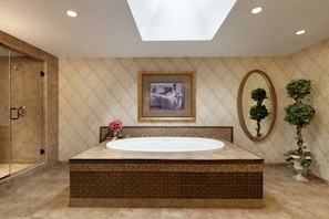 Suite, 1 King Bed, Jetted Tub (Manhattan Suite) | Banheiro | Produtos de toalete grátis, secador de cabelo, toalhas de banho