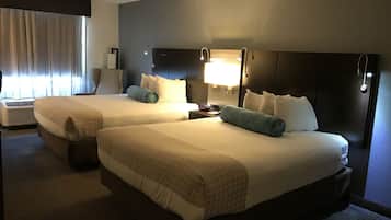 Quarto standard, 2 camas de casal, para não fumantes, geladeira | Cofres nos quartos, escrivaninha, espaço de trabalho para notebook
