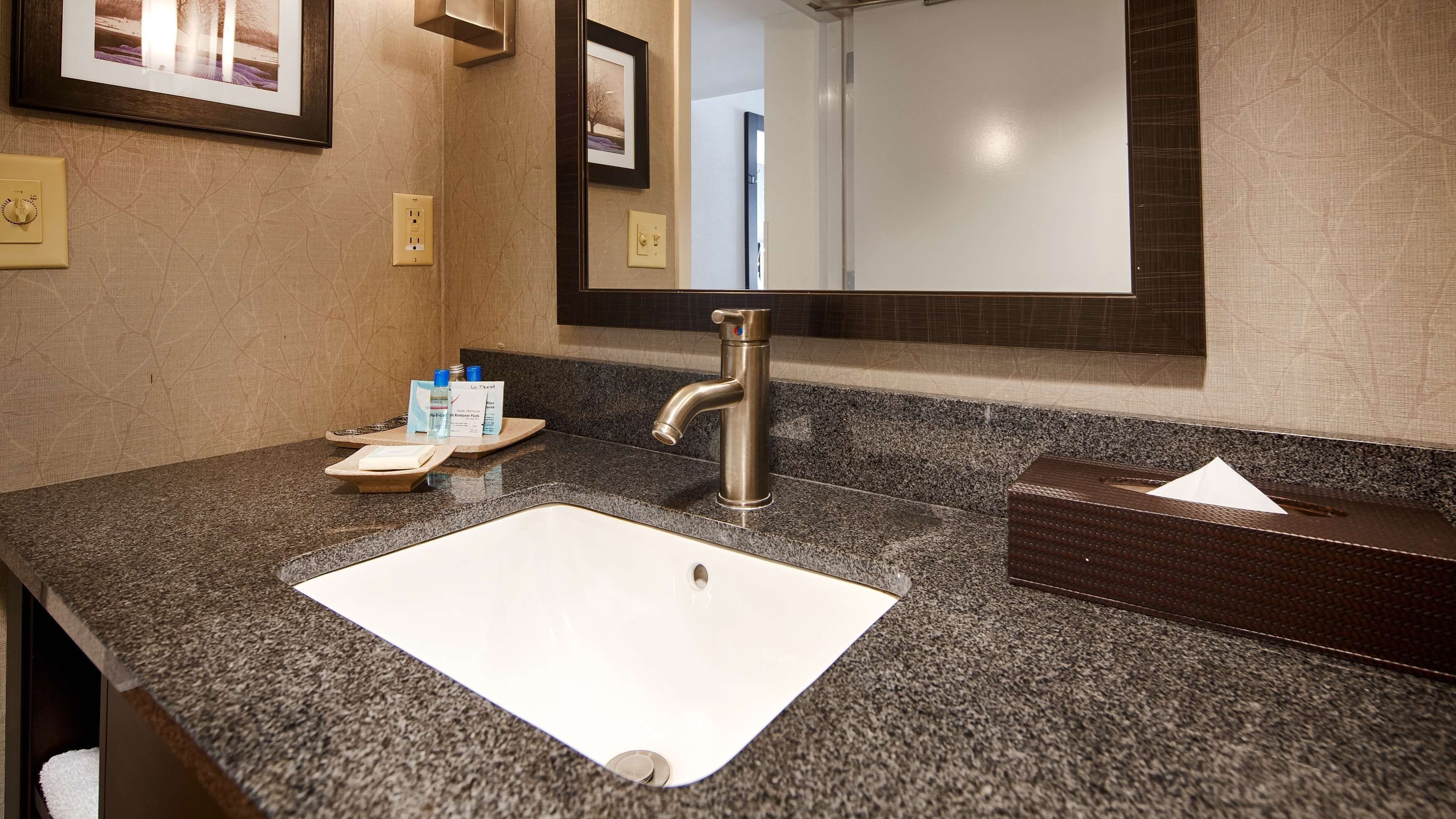 combined shower/bathtub, free toiletries, hair dryer, towels