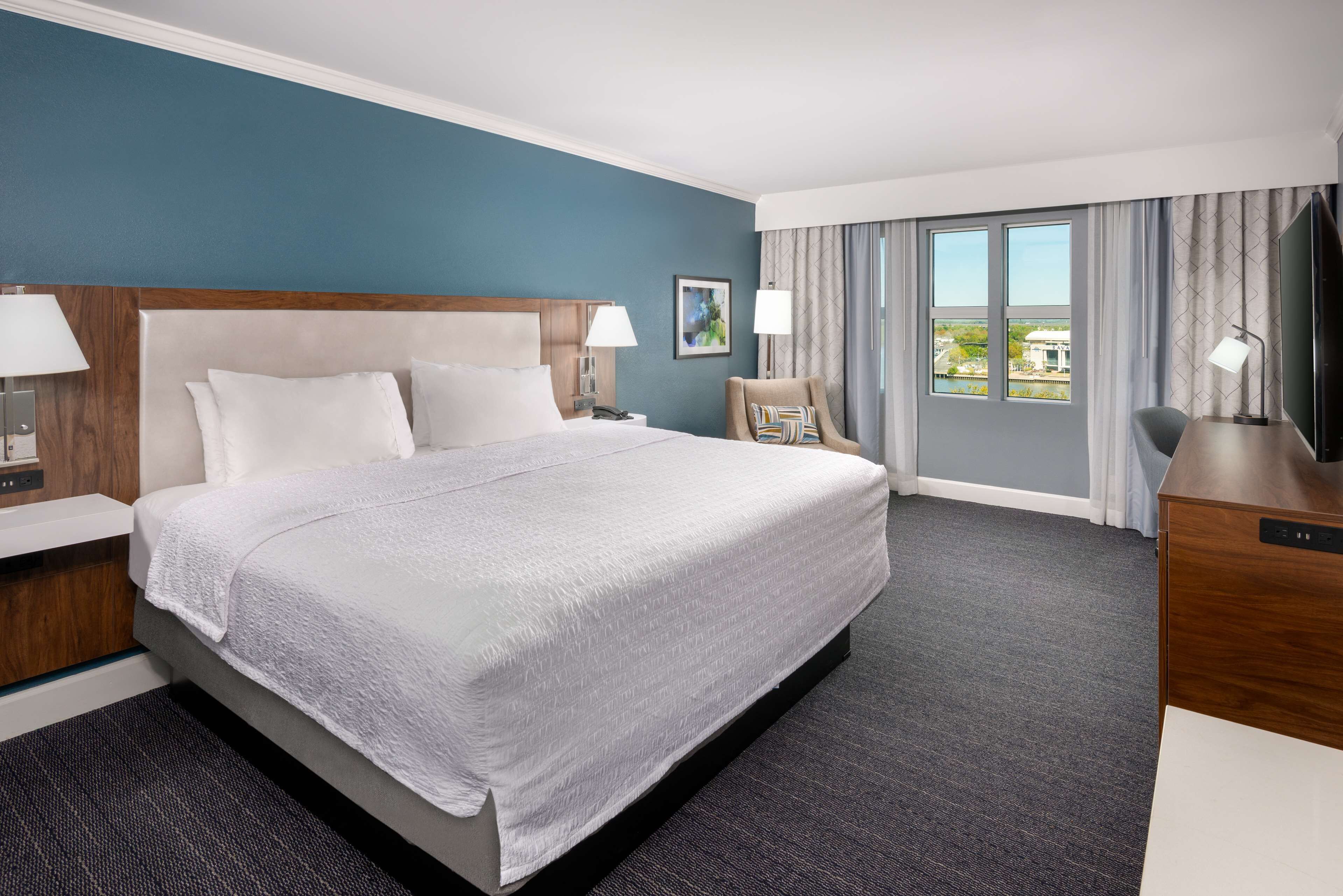 ルーム キングベッド 1 台 リバービュー | デスク、遮光カーテン、アイロン / アイロン台、ベビーベッド (無料)
