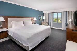 Escritorio, cortinas blackout y tabla de planchar con plancha 