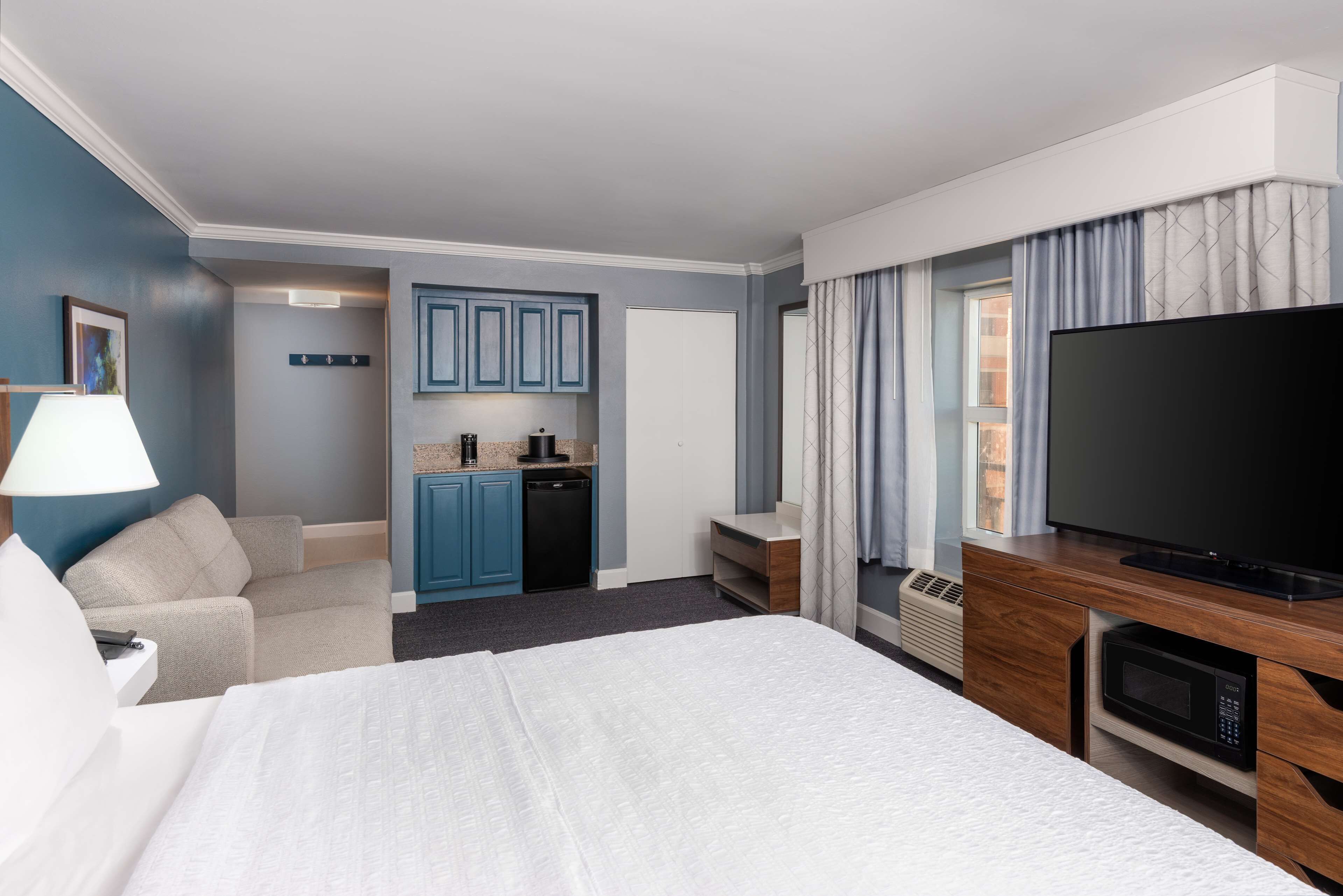 deluxe room, 1 king bed, non smoking | living area | flat-screen tv