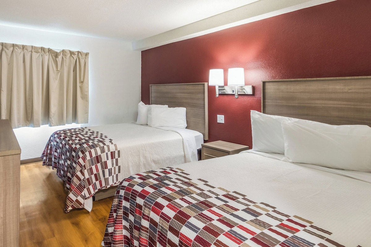 Escritorio, espacio para trabajar con laptop y cortinas blackout