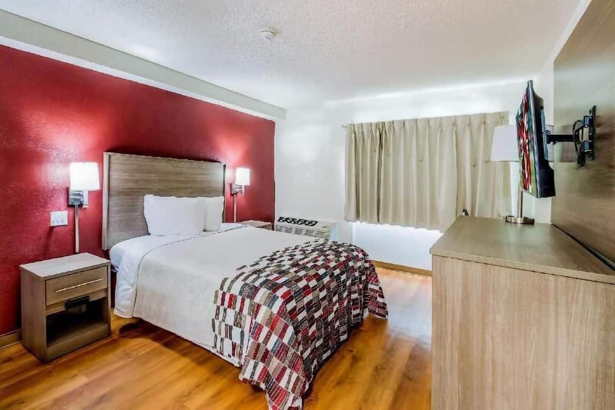 Desk, laptop workspace, blackout drapes, free WiFi