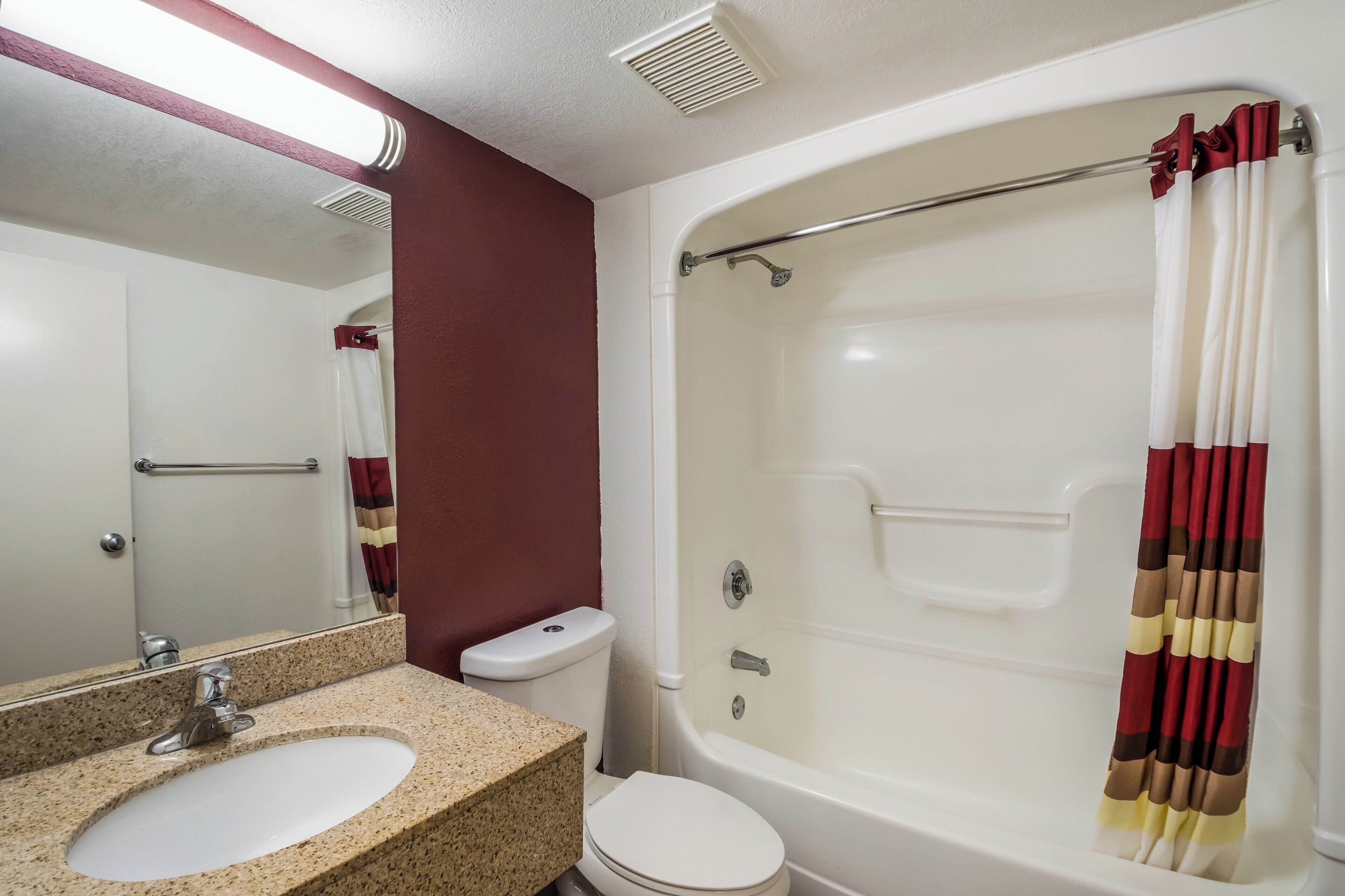 Une salle de bain avec un lavabo, des toilettes et une baignoire.