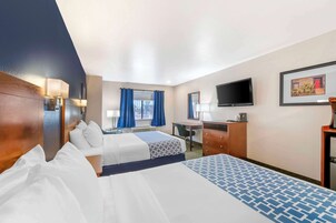 Quarto standard, 2 camas Queen, para não fumantes, geladeira e micro-ondas | Escrivaninha, espaço de trabalho para notebook