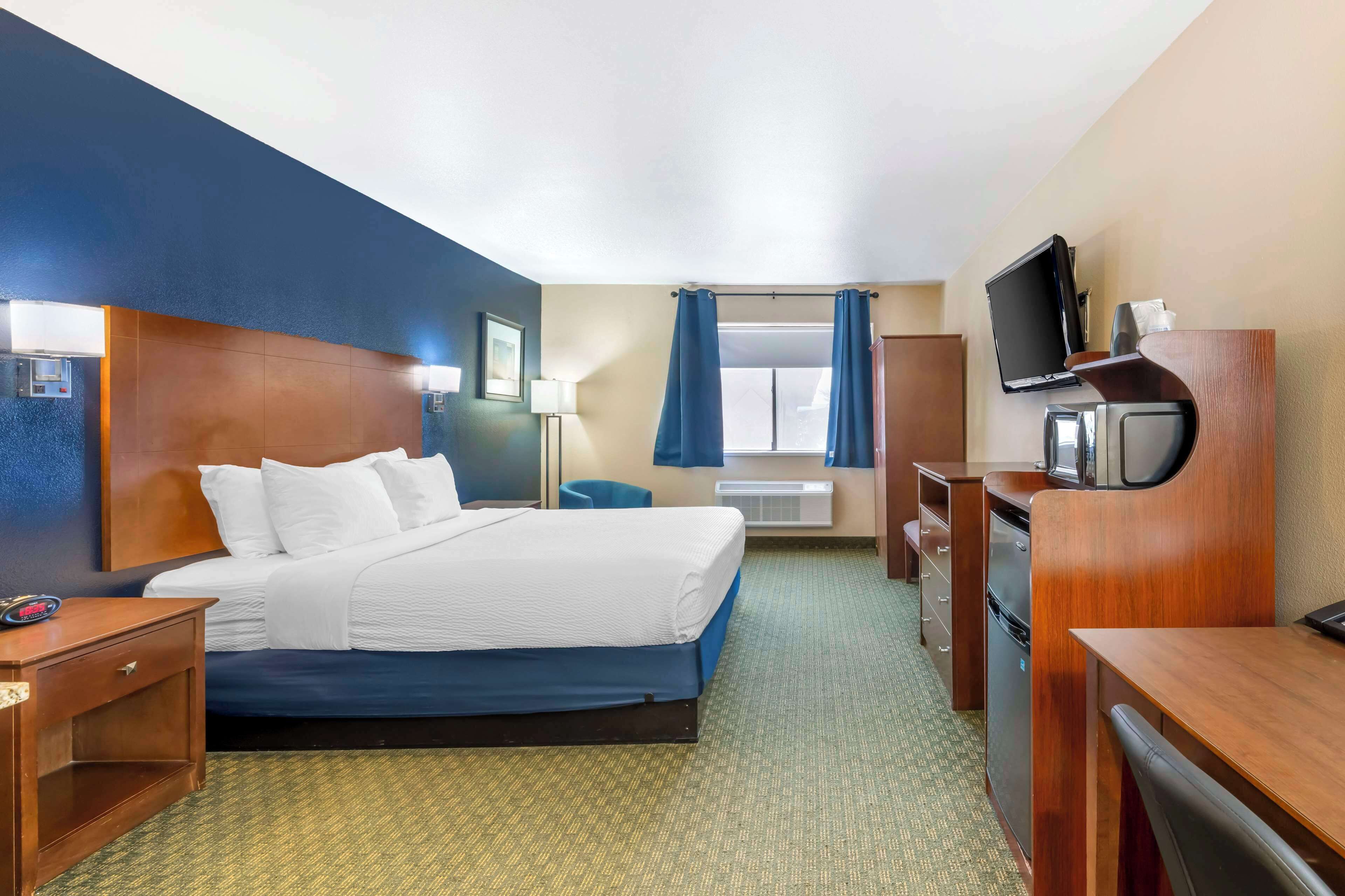 standard room, 1 king bed, non smoking, refrigerator & microwave | desk, laptop workspace, iron/ironing board, free cots/infant beds