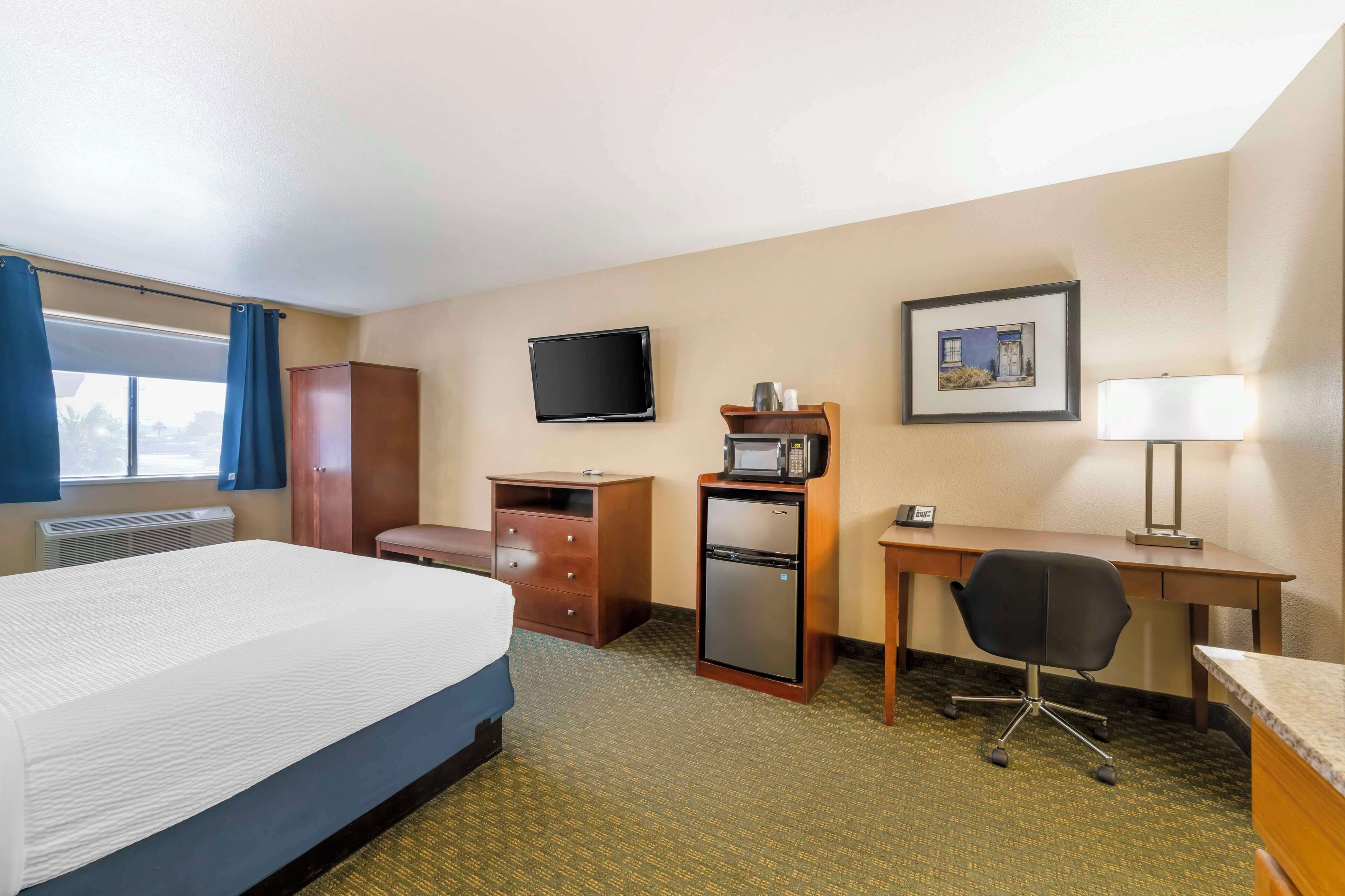 standard room, 1 king bed, non smoking, refrigerator & microwave | desk, laptop workspace, iron/ironing board, free cots/infant beds