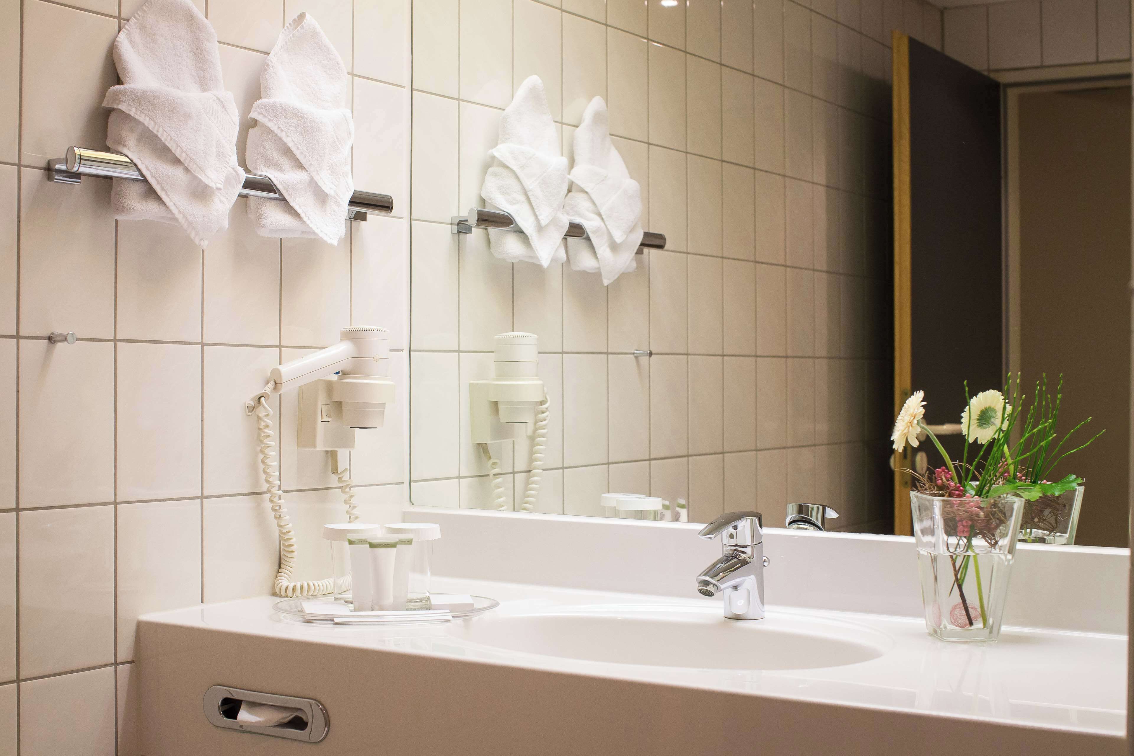 combined shower/bathtub, eco-friendly toiletries, hair dryer, towels