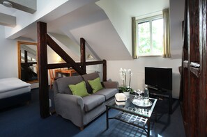 Apartment, 1 Bedroom | Hypo-allergenic bedding, in-room safe, desk, blackout curtains