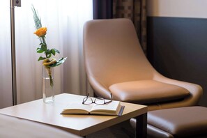 Hypo-allergenic bedding, in-room safe, desk, blackout curtains - Lindner Hotel Frankfurt Hochst, part of JdV by Hyatt (Frankfurt)