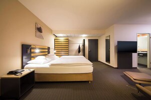 Biancheria da letto ipoallergenica, cassaforte in camera, una scrivania