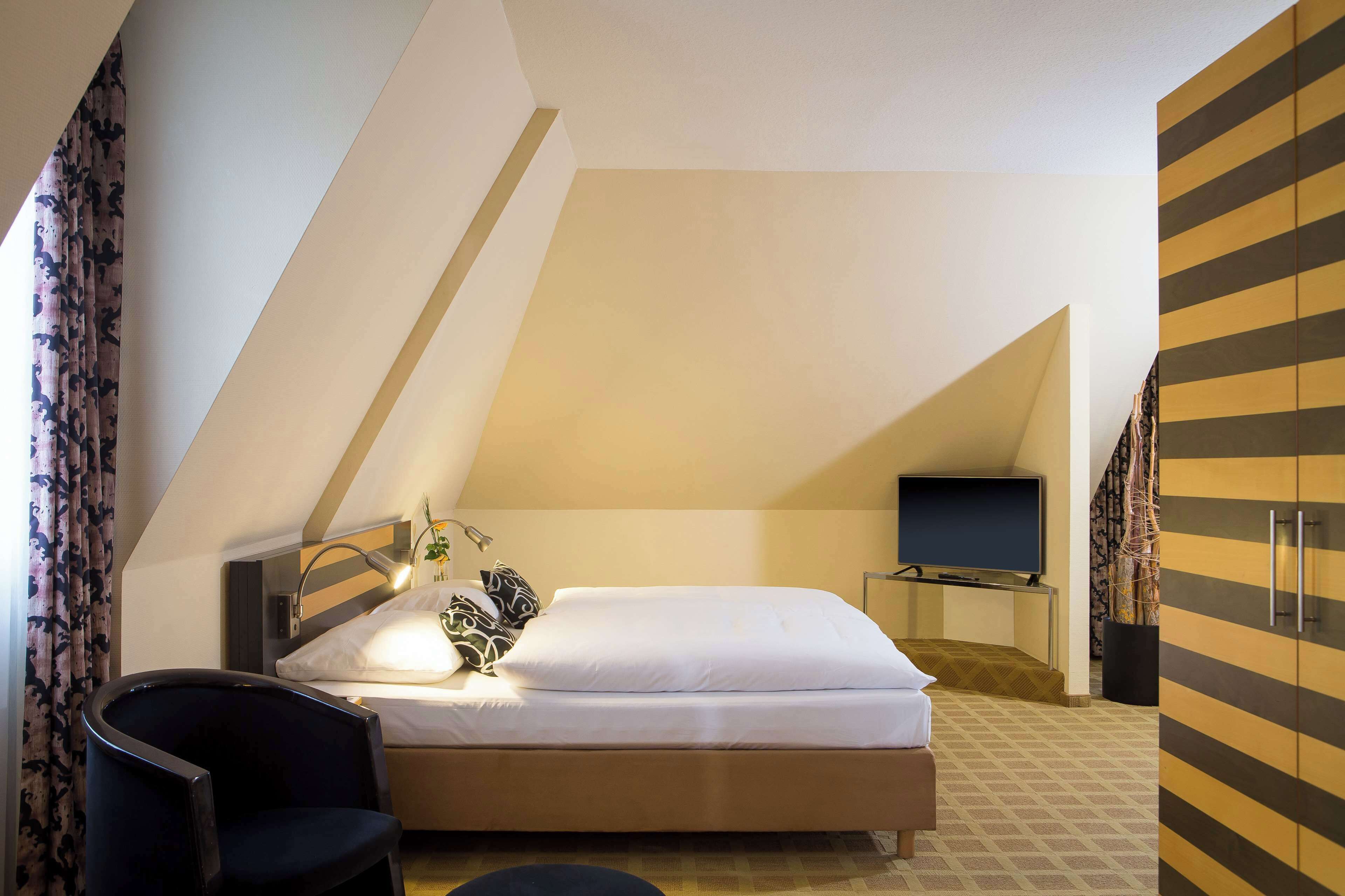 hypo-allergenic bedding, in-room safe, desk, blackout curtains