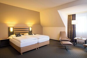Hypo-allergenic bedding, in-room safe, desk, blackout curtains - Lindner Hotel Frankfurt Hochst, part of JdV by Hyatt (Frankfurt)