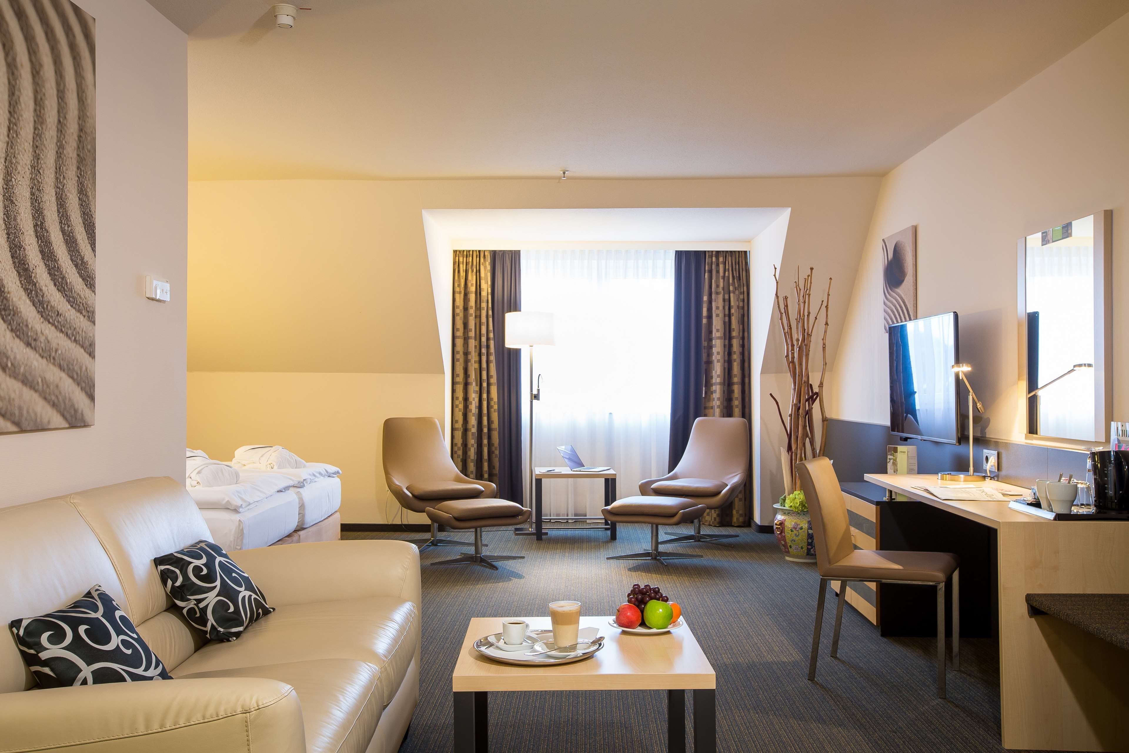 Hypo-allergenic bedding, in-room safe, desk, blackout drapes