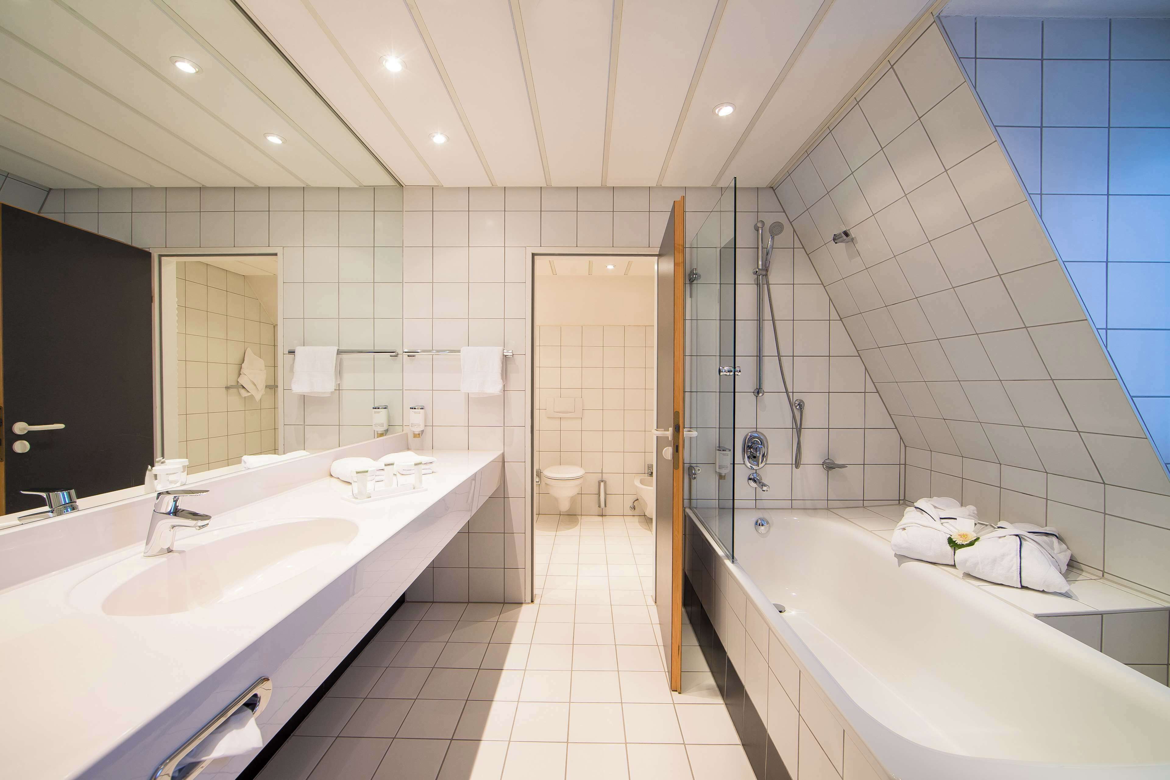 combined shower/bathtub, eco-friendly toiletries, hair dryer, towels