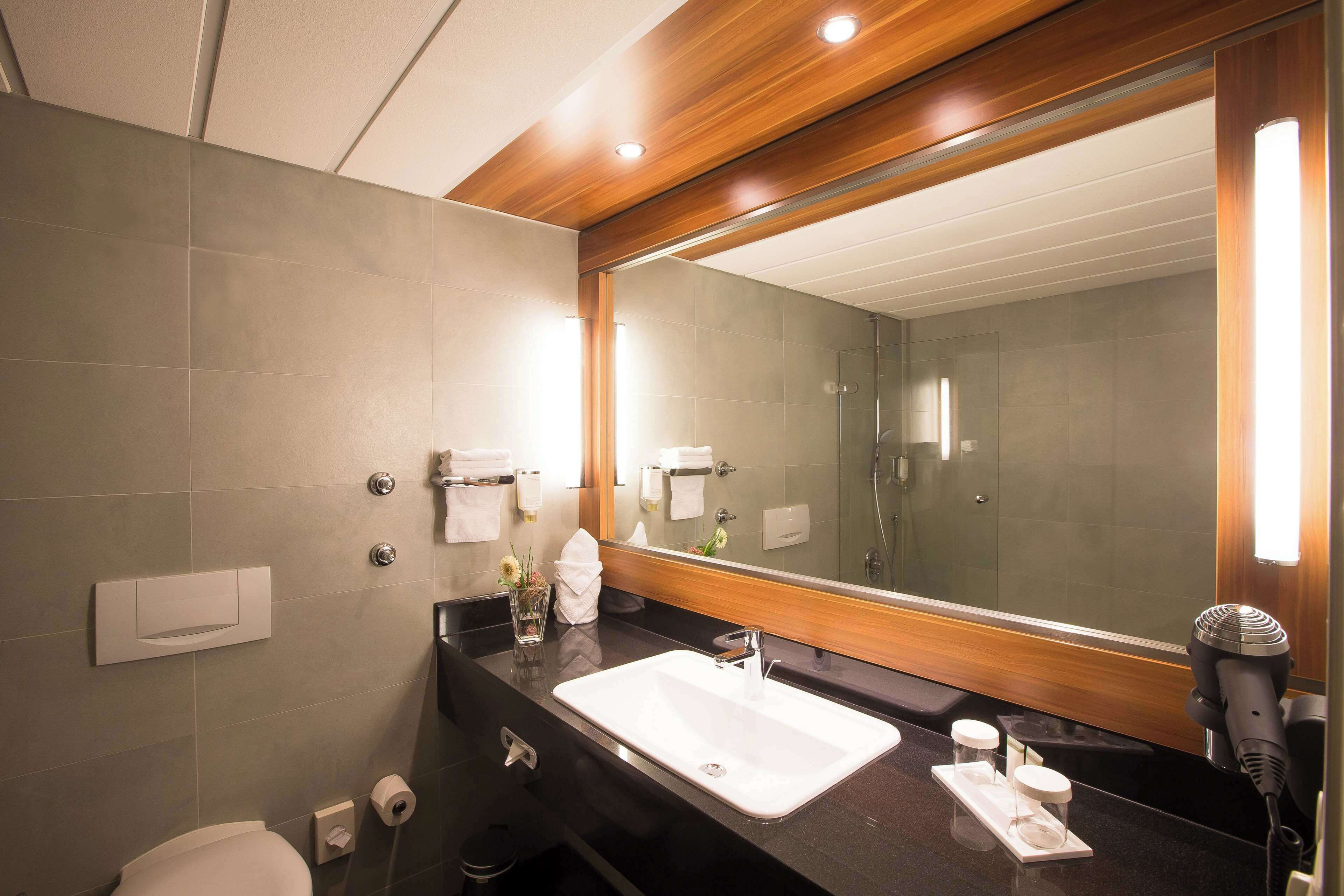 combined shower/bathtub, eco-friendly toiletries, hair dryer, towels