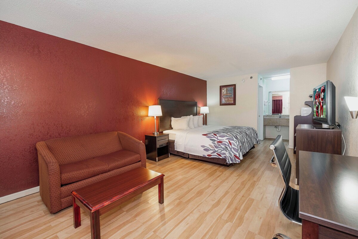 Superior Room, 1 King Bed, Non Smoking | Blackout drapes, iron/ironing board, cribs (free), WiFi (free)