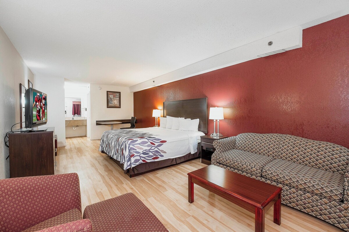 Standard Suite, 1 King Bed, Non Smoking | Blackout drapes, iron/ironing board, cribs (free), WiFi (free)