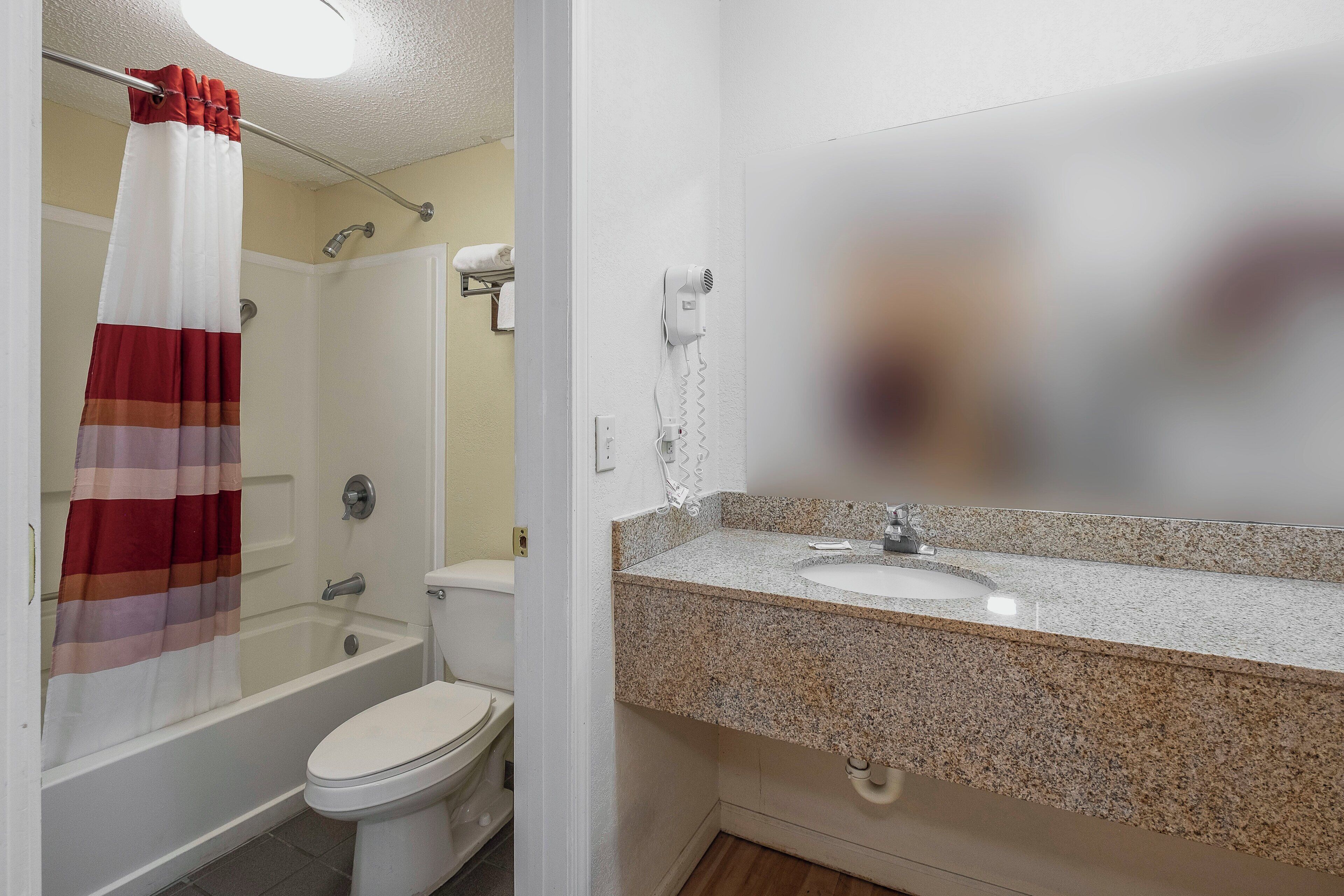 Ensemble baignoire-douche, articles de toilette (gratuits)