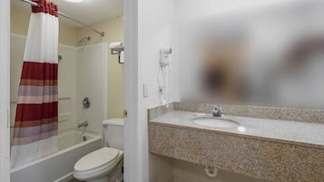 Combined shower/tub, free toiletries, hair dryer, towels