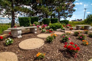 Garden - Motel 6 Amherst, NY - Buffalo (Buffalo)