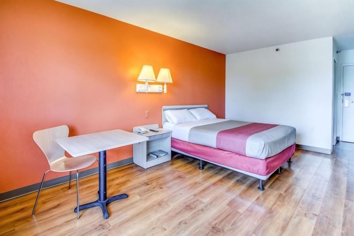 1 Queen Bed | Non-Smoking, Micfridge